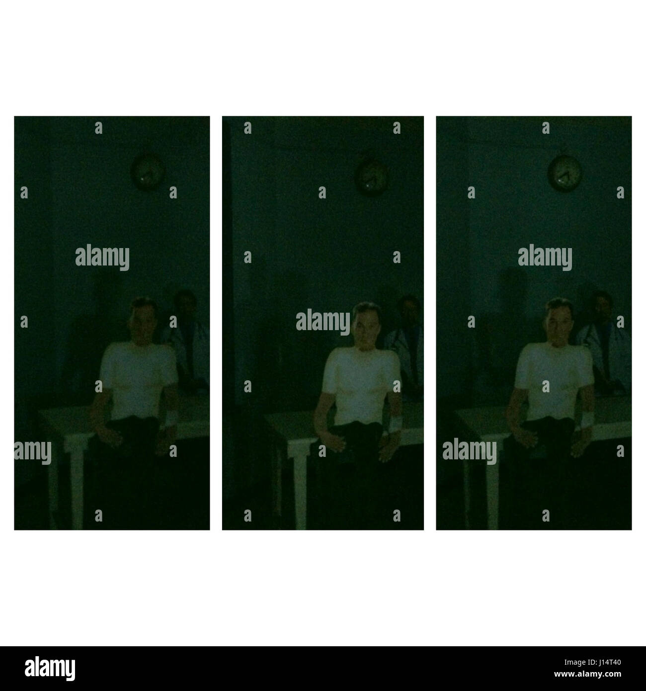 LARUNDEL Asyl, MELBOURNE, Australien: Drei Bilder von zwei Karton ausschneiden Outs mit ihren Schatten im Hintergrund. Auf dem mittleren Bild ein Drittel erscheint Schatten, die aussieht wie es hat Hörner wachsen aus dem Kopf. KÖNNEN diese PHATASM-IC-Fotos und Videos aufgenommen von einem Friseur beweisen die Existenz von Geistern? Aus einer schaurigen Kind-Phantom schnappte beim Blick aus dem Fenster um ein Gespenst hängt wie ein Seil um den Hals hat behauptet eine mutige Dame sie fotografische Beweise des übernatürlichen erobert hat. Schockierende Videoaufnahmen zeigt eine weiße Erscheinung direkt über einen Durchgang, Dir zu fliegen Stockfoto