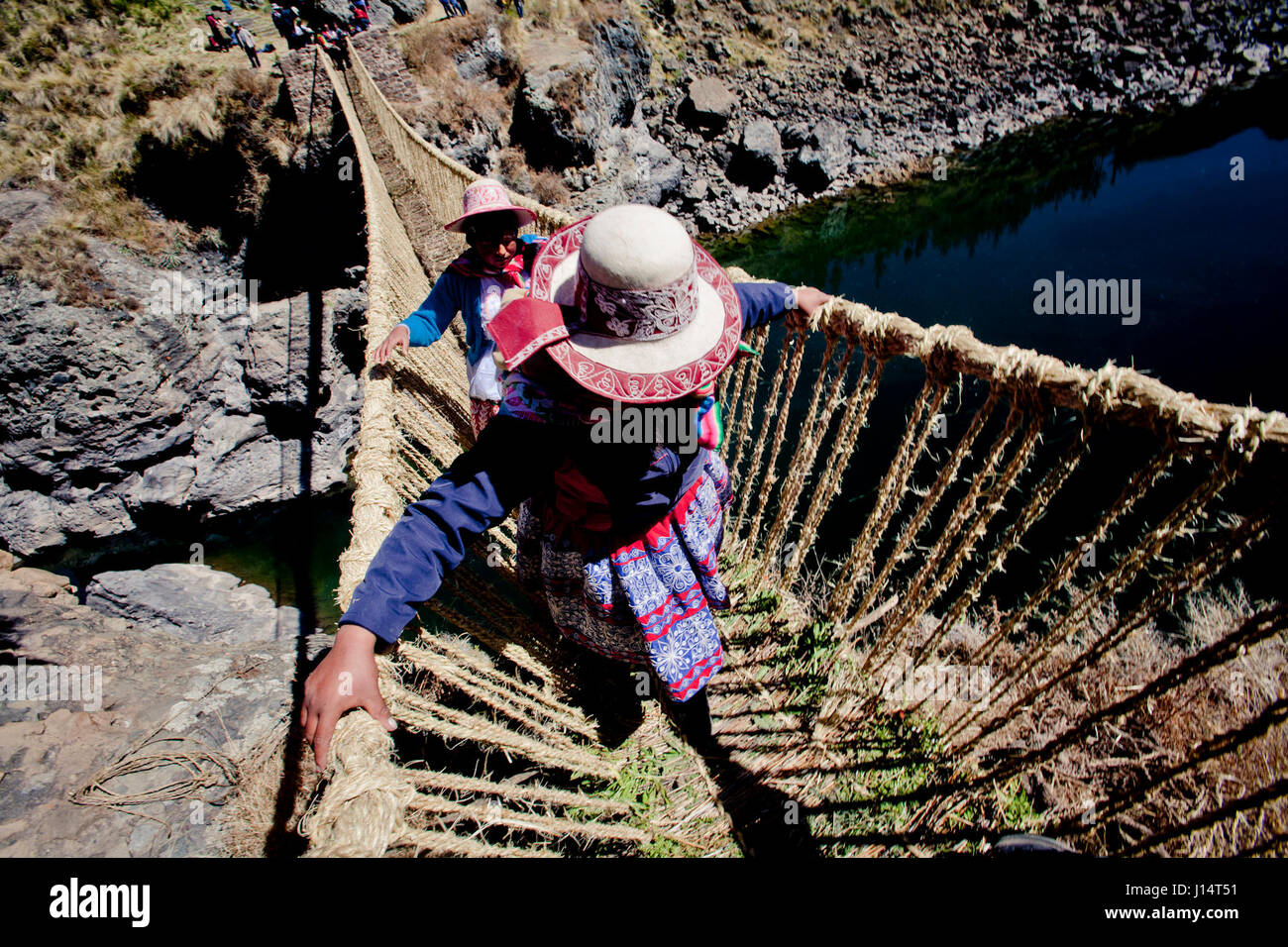 CUZCO, PERU: Queswachaca Brücke ist von Dorfbewohnern als Teil ihrer jährlichen Tradition wieder aufgebaut. DABEI handlich-Handwerk auf einer neuen Ebene Bilder zeigen eine fünf Jahrhunderte alten Tradition wo Menschen vor Ort die ultimative handgefertigte 100-Fuß-langen Seilbrücke bauen. Tausend Dorfbewohner kommen zusammen in eine drei-Tage-Leistung in Abbau der alten Queswachaca-Brücke und Herstellung einer neuen, mit einer großen Feier am vierten Tag.  Diese Brücke ist die einzige Brücke dieser Art aus der Inka-Tradition bewahrt. Arbeiten bis zu zwölf Stunden pro Tag, Bilder zeigen die Bauabschnitte gehindert werden die kleineren Seile und Stockfoto