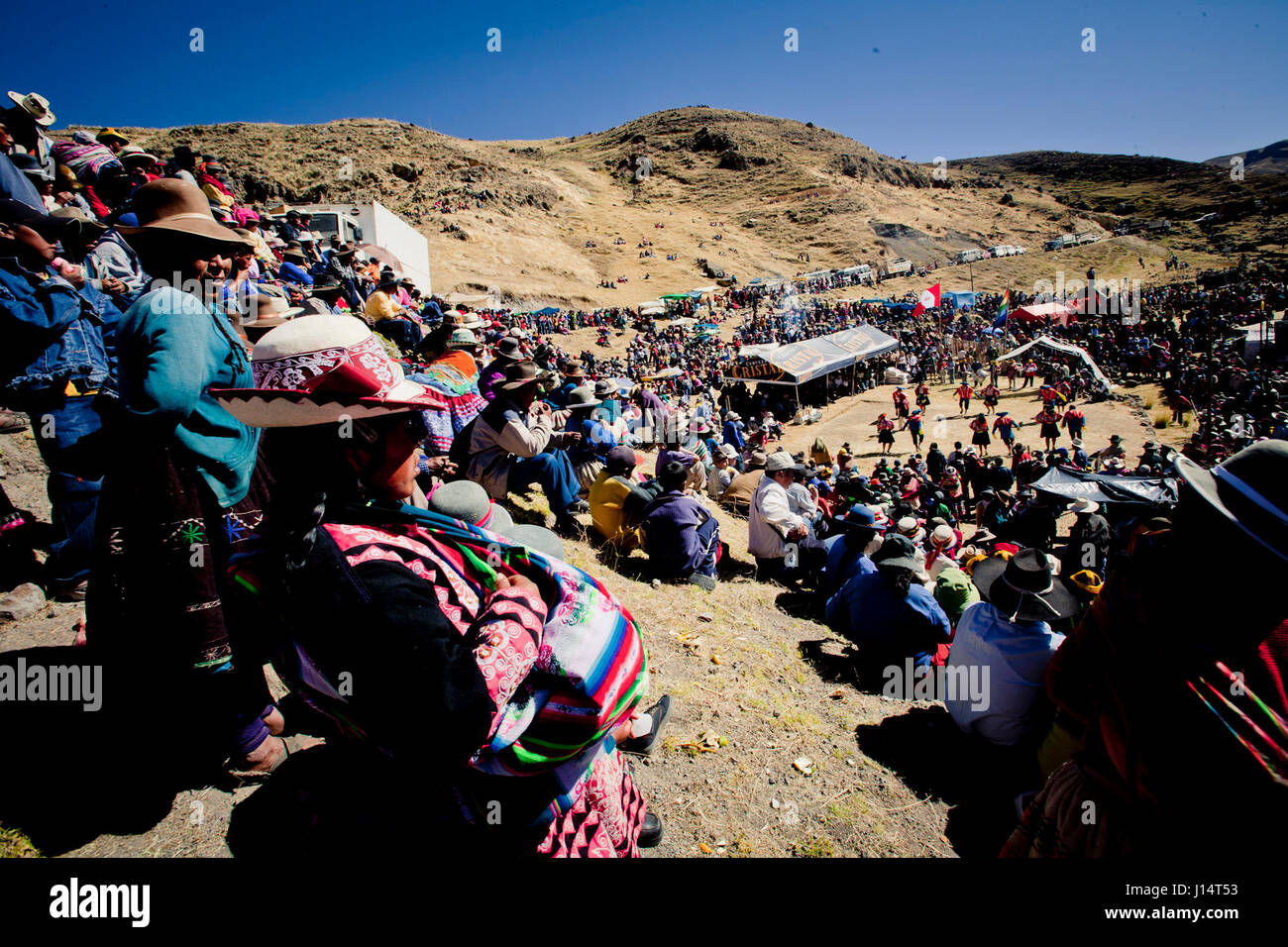 CUZCO, PERU: Feiern wie die Brücke ist endlich wieder aufgebaut. . DABEI handlich-Handwerk auf einer neuen Ebene Bilder zeigen eine fünf Jahrhunderte alten Tradition wo Menschen vor Ort die ultimative handgefertigte 100-Fuß-langen Seilbrücke bauen. Tausend Dorfbewohner kommen zusammen in eine drei-Tage-Leistung in Abbau der alten Queswachaca-Brücke und Herstellung einer neuen, mit einer großen Feier am vierten Tag.  Diese Brücke ist die einzige Brücke dieser Art aus der Inka-Tradition bewahrt. Arbeiten bis zu zwölf zeigen Stunden pro Tag, Bilder der Bauabschnitte von Herstellung von kleineren tauen und Flechten sie dann in den riesigen r Stockfoto