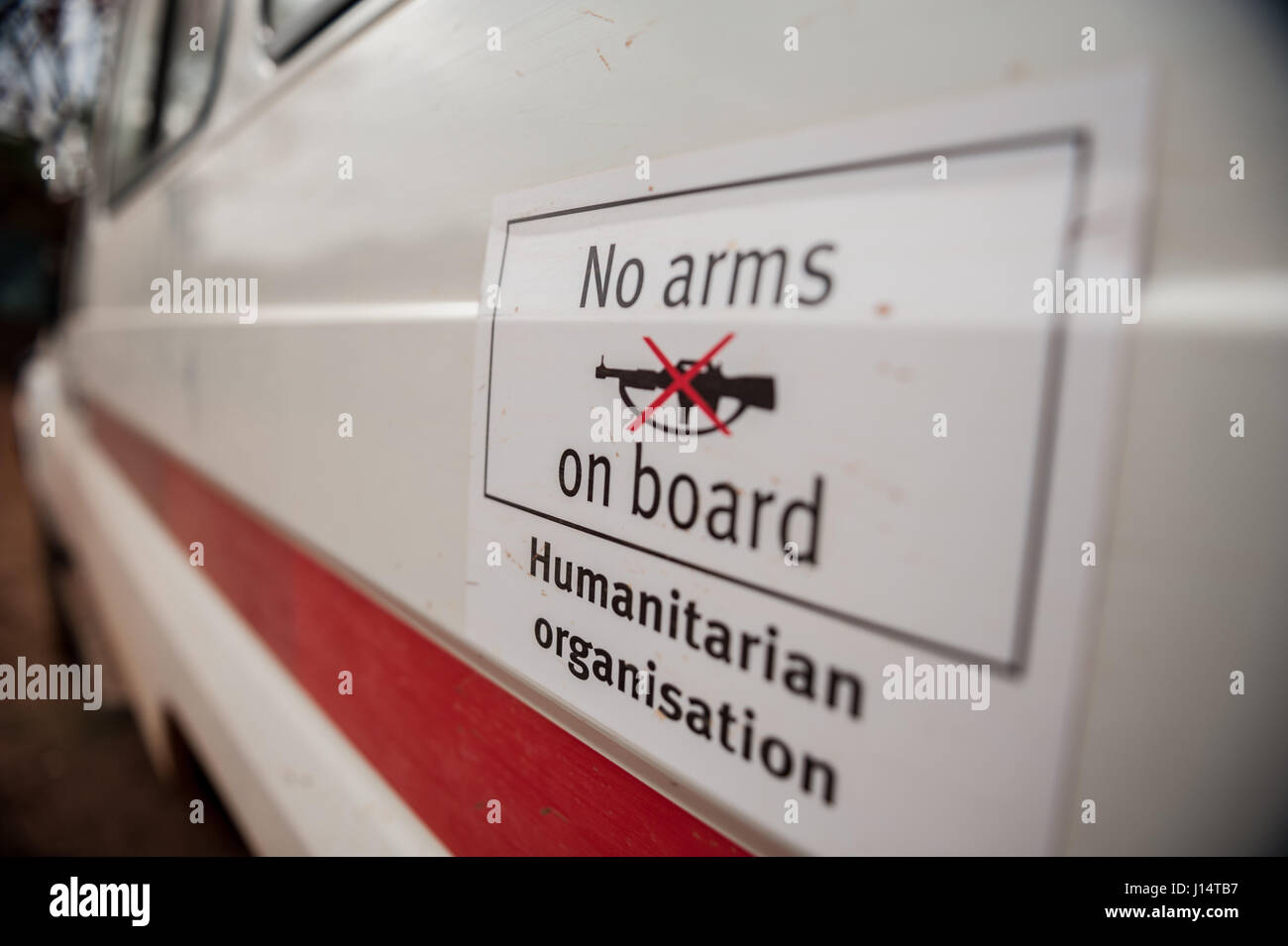 Humanitäre Organisationen verbieten das Tragen von Waffen in ihren Fahrzeugen Stockfoto