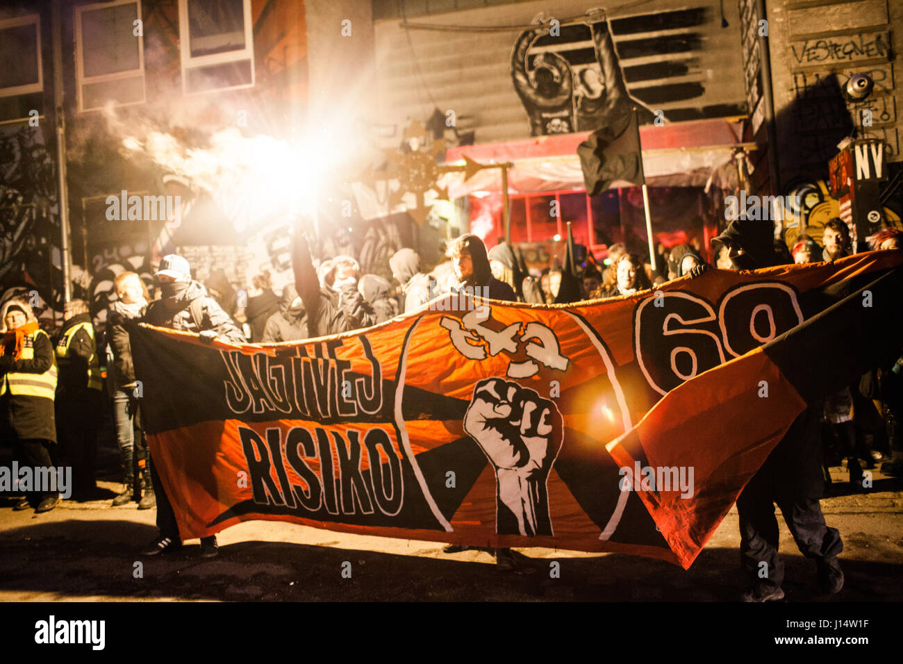 Die Demonstranten marschieren mit Banner mit klaren antikapitalistische Botschaften, während andere Fackeln in den Weg zu den zerrissenen Feuer unten "Jugendhaus" Ungdom Stockfoto