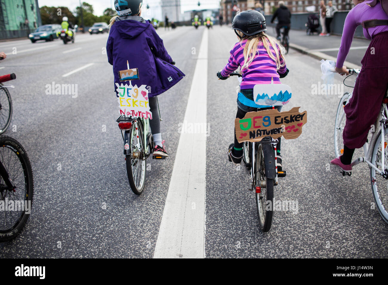 Zwei junge Klima-Aktivisten haben hausgemachte Anzeichen für ihre Fahrräder auf dem Klima Protest, Ice-Fahrt in Kopenhagen gemacht. Das Zeichen stand, "Ich liebe die Natur". Stockfoto