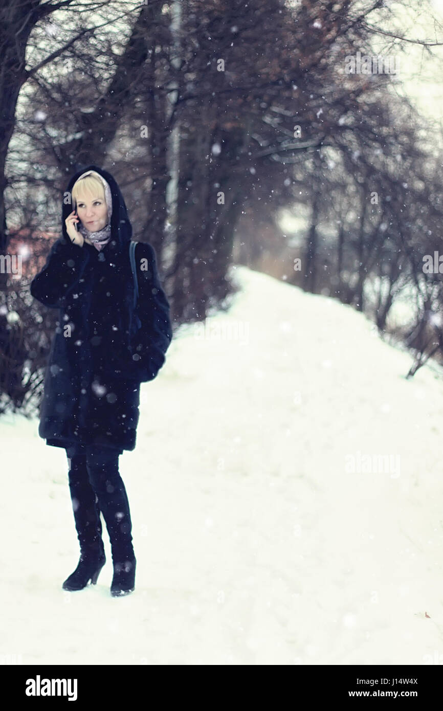 Madchen Winter Sprechen Telefon Schnee Stockfotografie Alamy