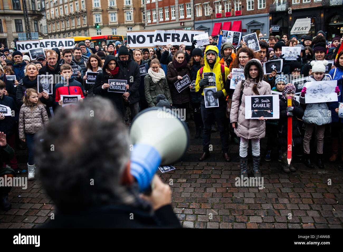 Hunderte von Dänen und Franzosen sind stehend nebeneinander im Zentrum von Kopenhagen bei Je Suis Charlie Memorial und halten Plakate mit Nachrichten Stockfoto