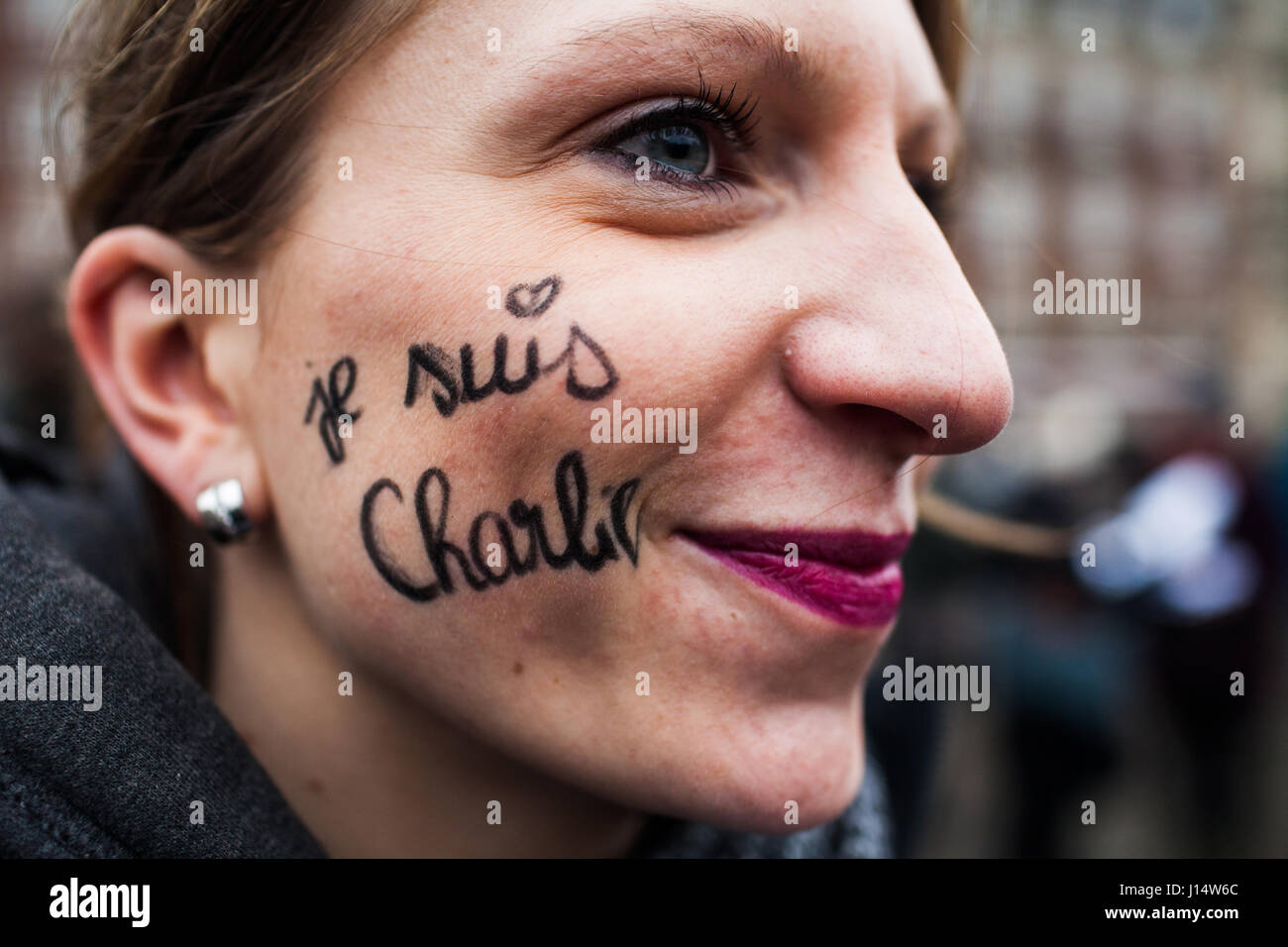 Eine Frau hat den Text gemalt "Je Suis Charlie" auf die Wange auf die "Je Suis Charlie" Denkmal in Kopenhagen nach dem Massaker an den französischen satirischen Stockfoto