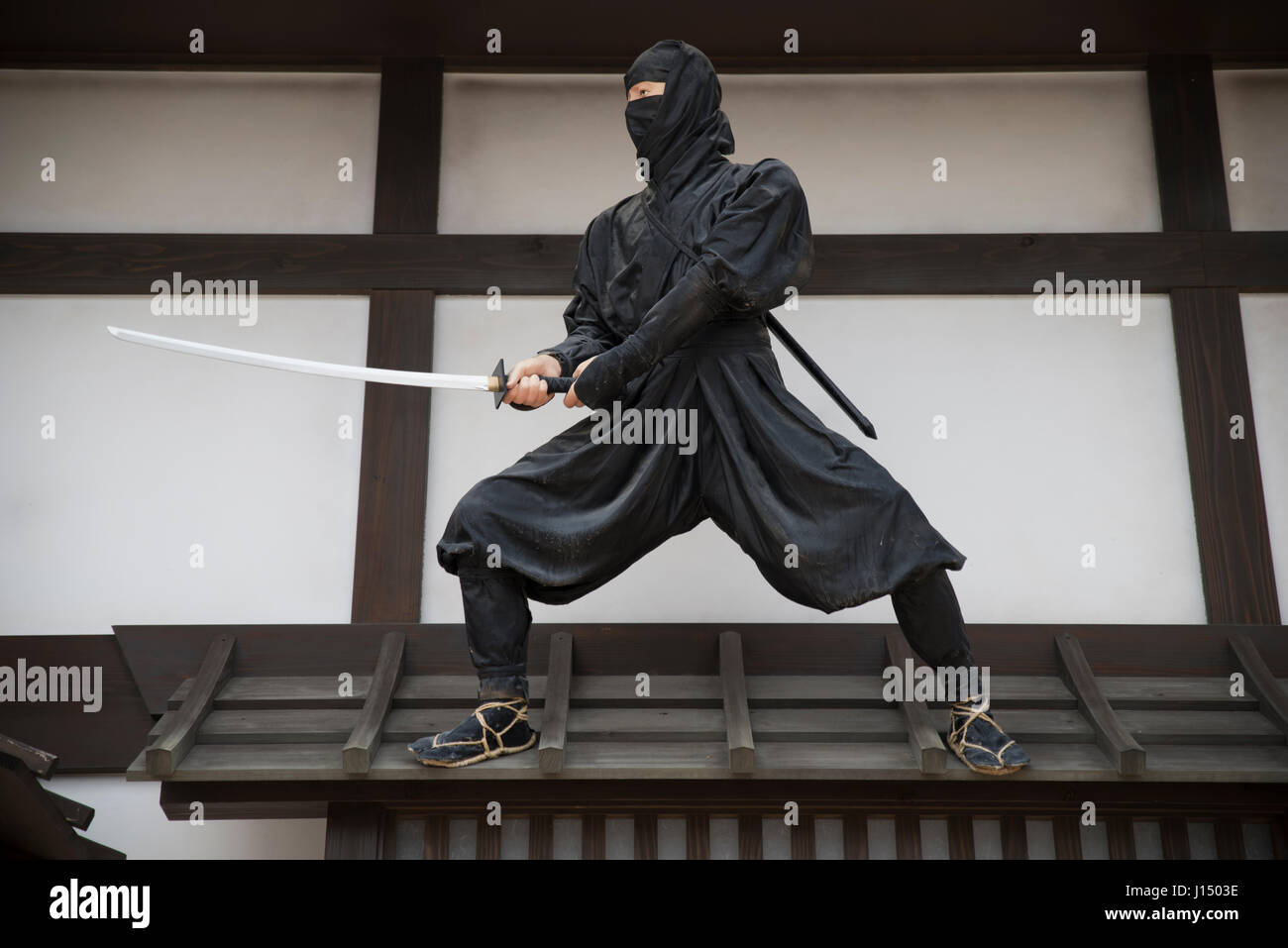 Ninja-Statuen an den Wänden im Toei Kyoto Studio Park, Kyoto, Japan Stockfoto