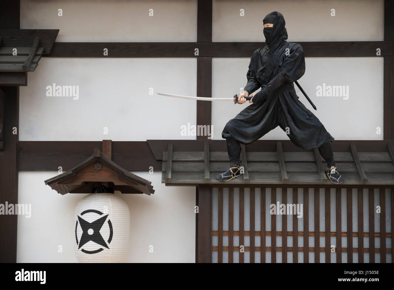 Ninja-Statuen an den Wänden im Toei Kyoto Studio Park, Kyoto, Japan Stockfoto