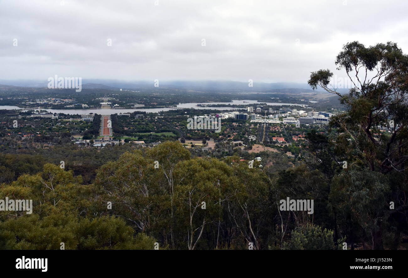 Panoramablick von Canberra tagsüber vom Mount Ainslie mit dem Australian War Memorial, Lake Burley Griffin, Molonglo River, alte Pa Stockfoto