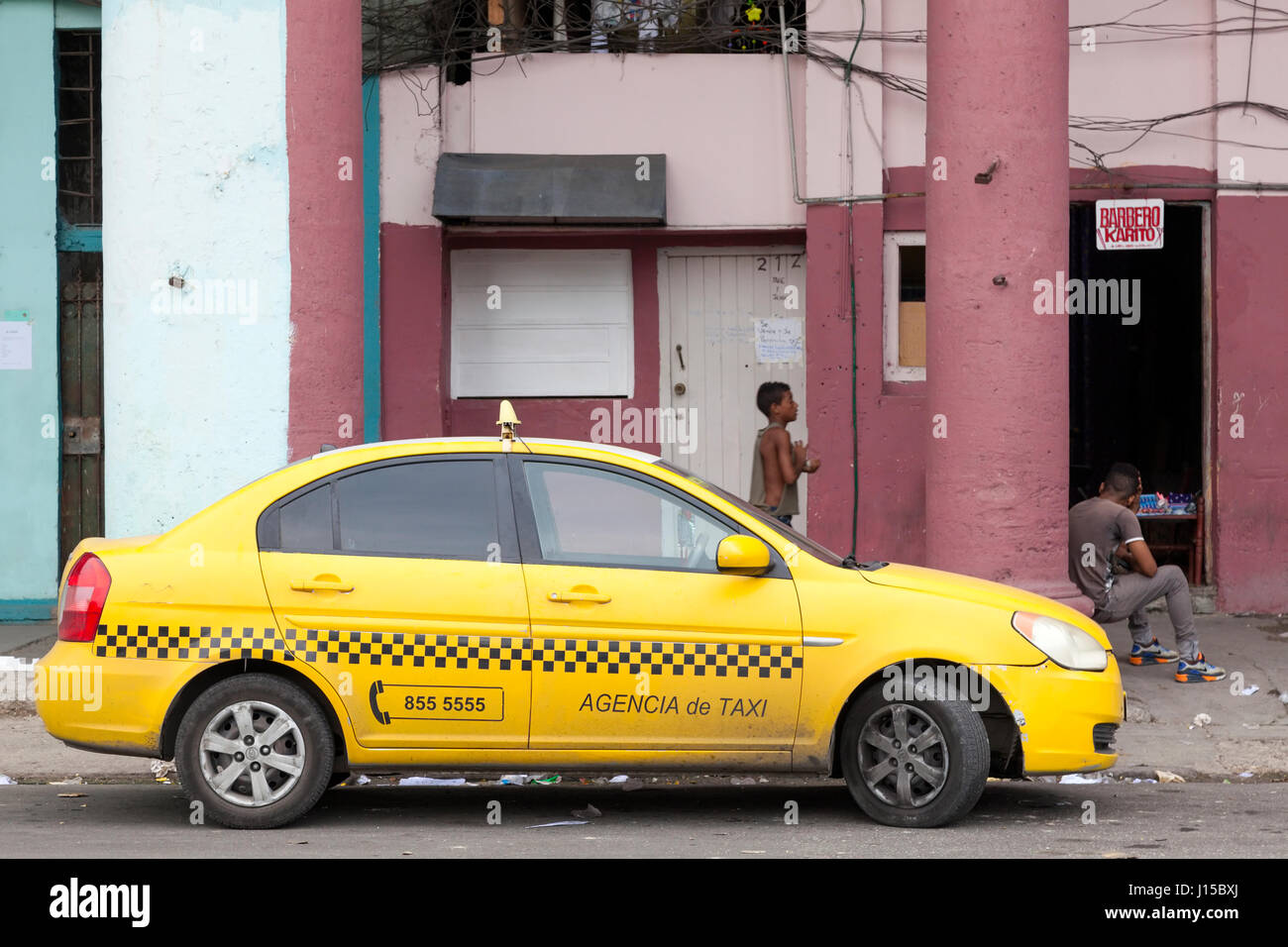 Ein Agencia de Taxi Taxi geparkt am Straßenrand in Havanna, Kuba. Stockfoto