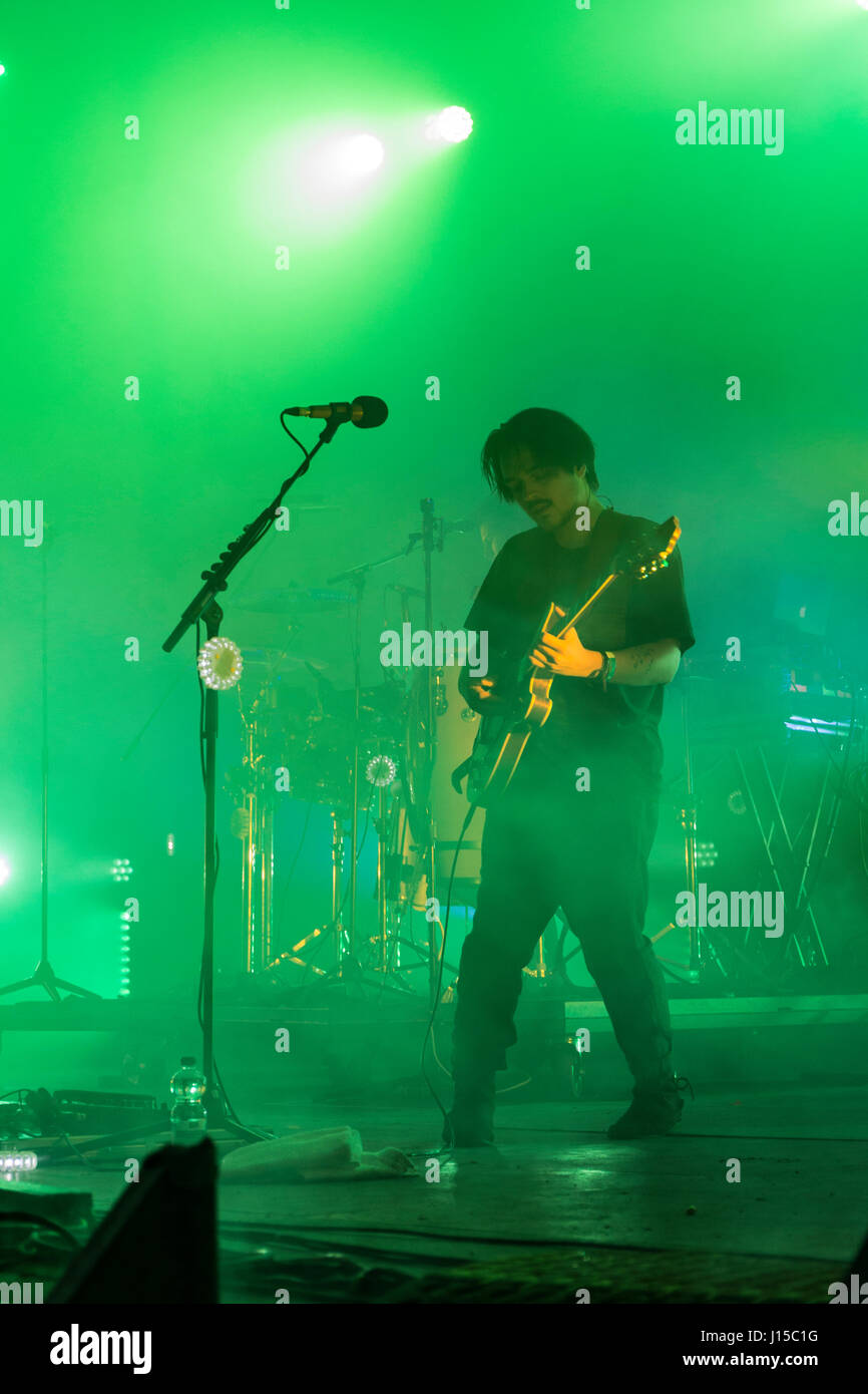 KALTENBERG, Deutschland - 11. Juni 2016: Clemens Rehbein, Sänger der deutschen Gruppe Milky Chance beim Open Air in Kaltenberg Stockfoto