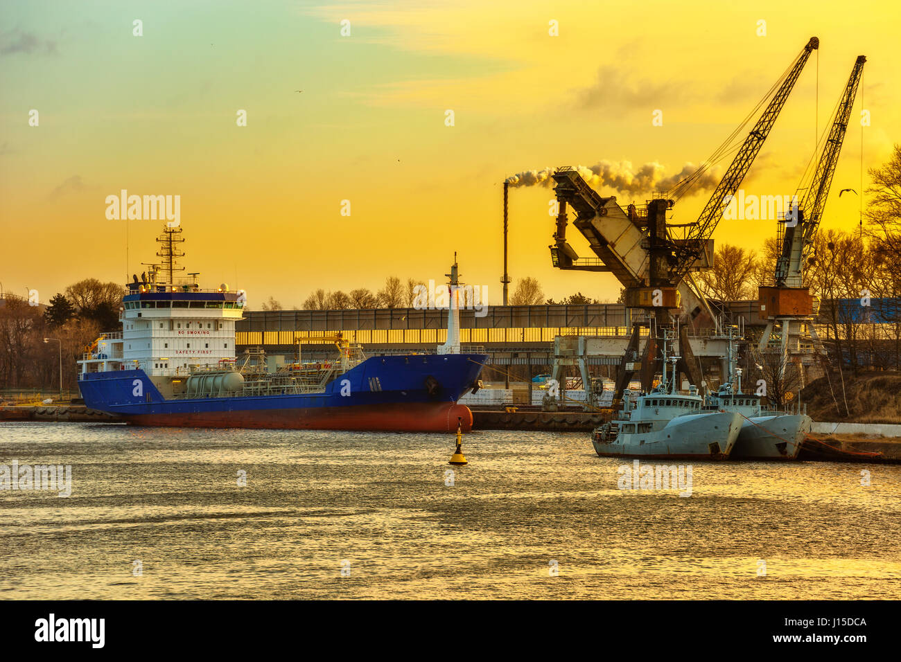 Schiffsbeladung Getreide im Hafen von Danzig, Polen. Stockfoto