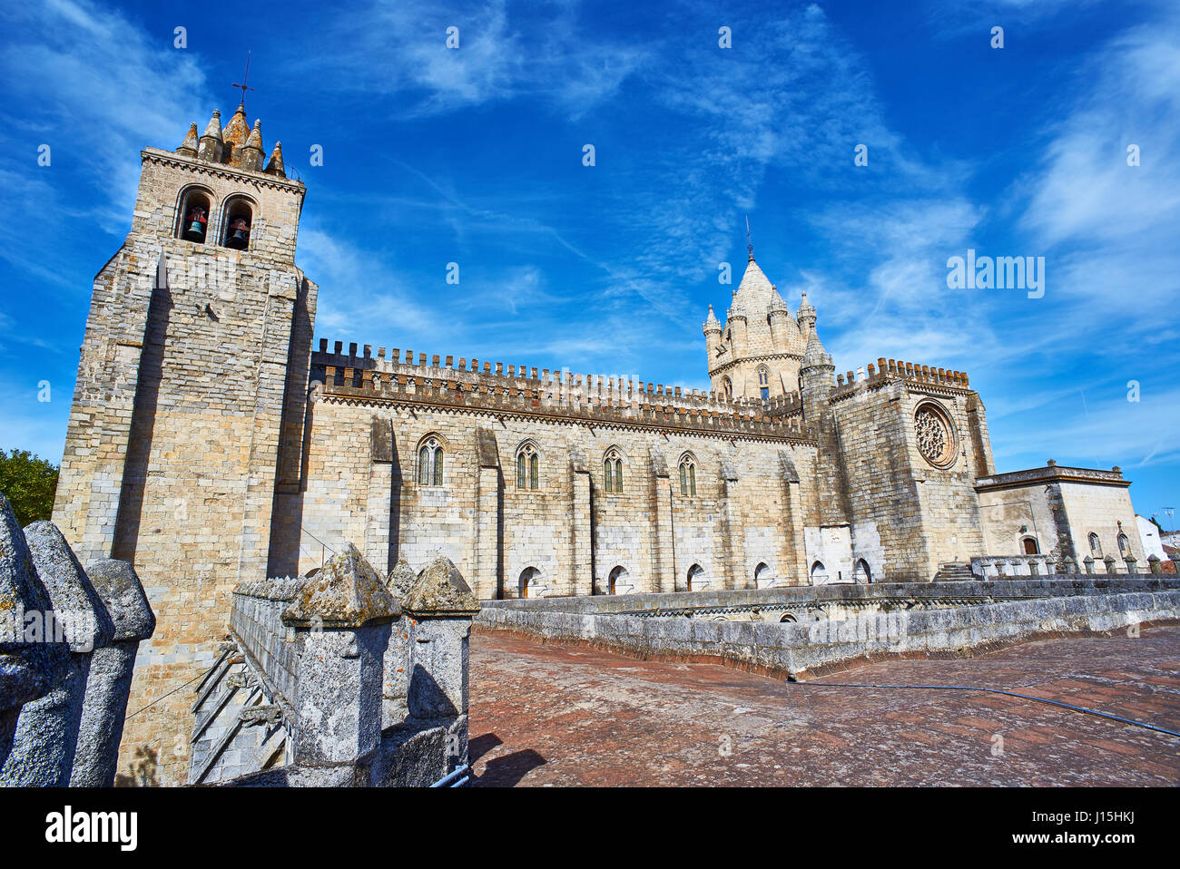 Glockenturm und Querschiff der Kathedrale von Evora, Basilika Se Catedral de Nossa Senhora da Assunção an einem sonnigen Tag. Evora, Portugal. Europa. Stockfoto