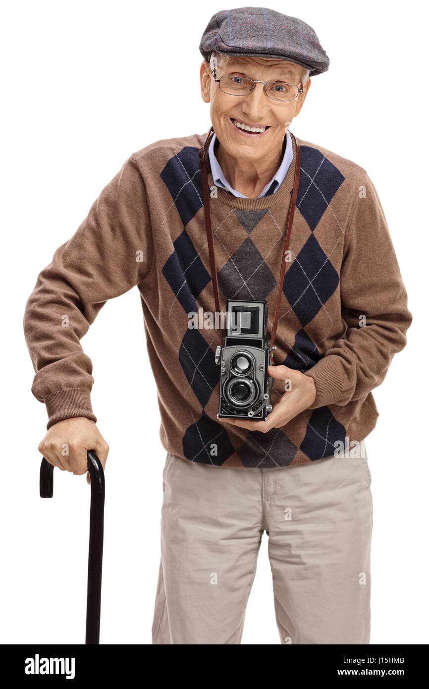 Glücklich Senior mit einem Vintage-Kamera und einen Gehstock schaut in die Kamera, die isoliert auf weißem Hintergrund Stockfoto