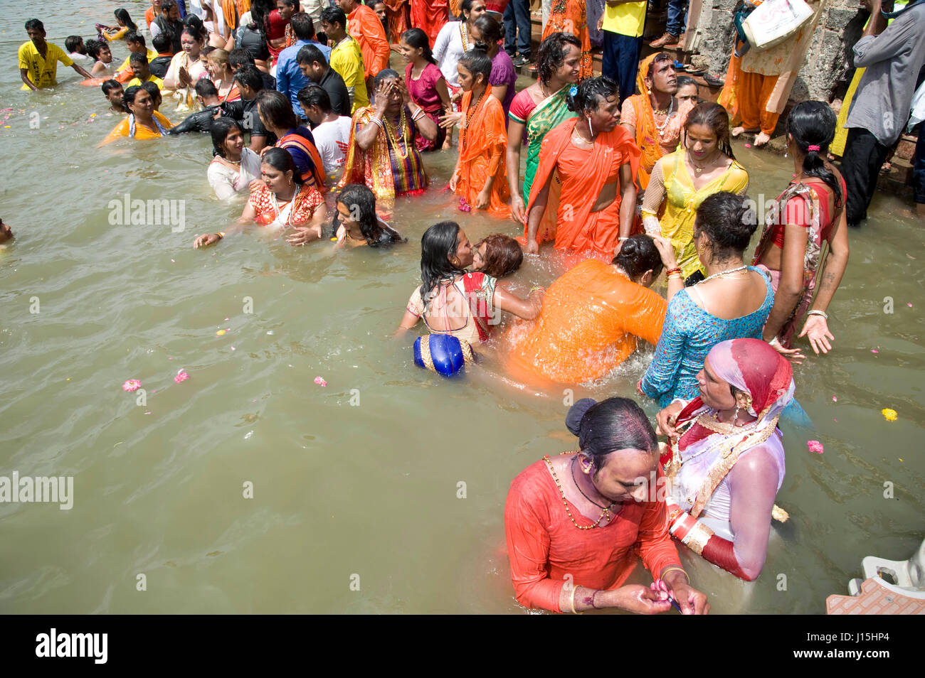 Transgender, Baden im Fluss Kshipra, Madhya Pradesh, Indien, Asien Stockfoto