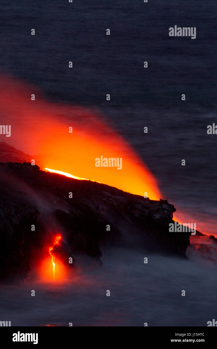 Rot glühende Lava fließt ins Meer im Hawaii Volcanoes National Park auf Big Island, Hawaii, USA. Stockfoto