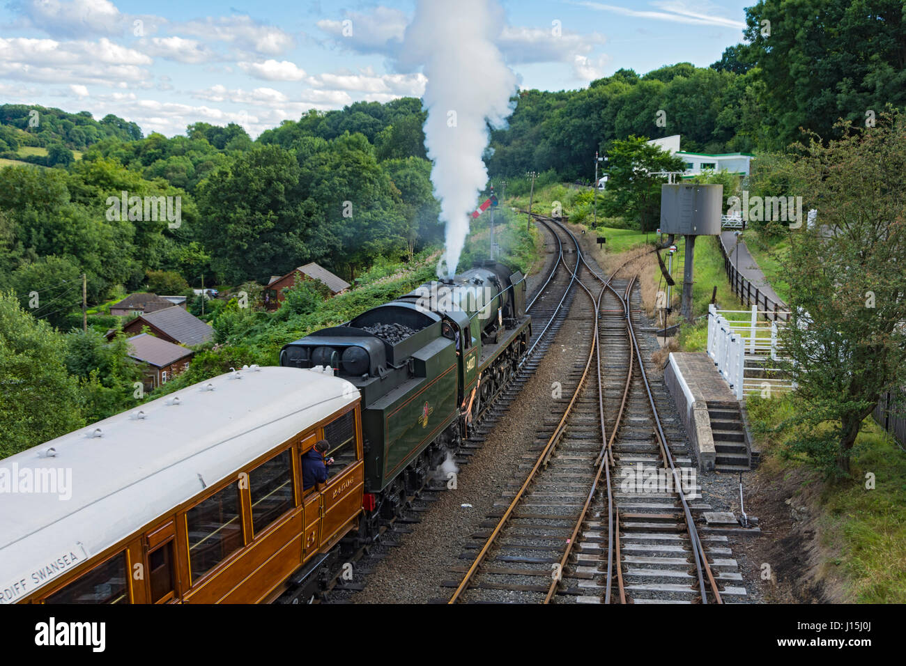 SR West Country Class 4-6-2 Pacific 'Taw Valley' Dampflokomotive, mit einem alten Wagen, Severn Valley Railway in Highley, Shropshire, England, UK Stockfoto