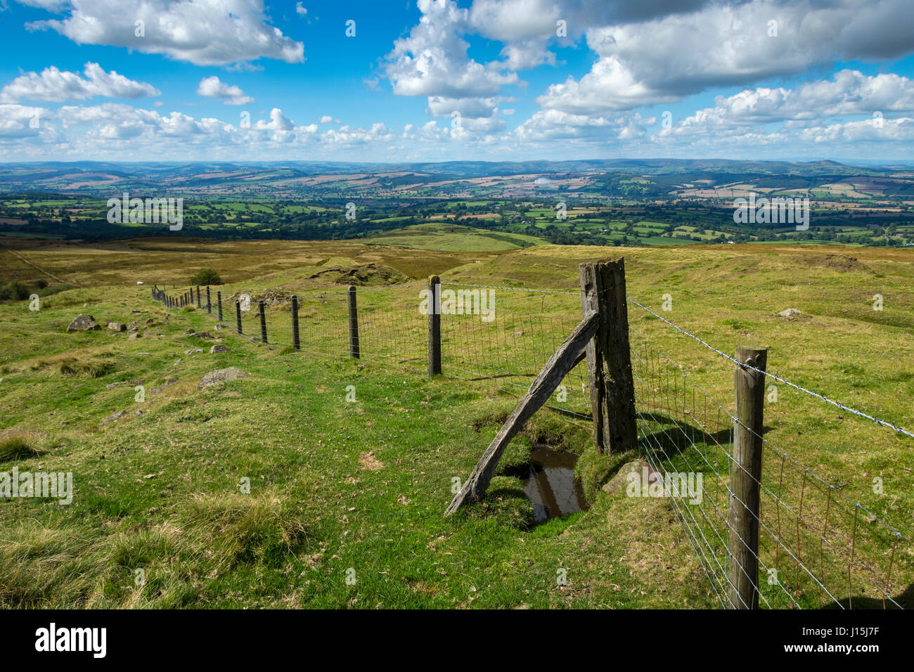 Blick nach Westen in Richtung der Grenze zu Wales von der südlichen Spitze des Brown Clee Hill, Shropshire, England, UK Stockfoto