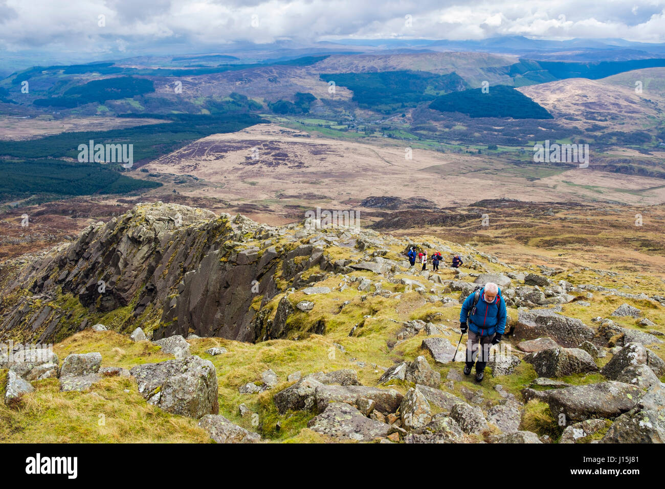 Älteren senior Wanderer Wandern bis Daear Ddu Ostgrat auf Carnedd Moel Siabod Berg Berge von Snowdonia National Park Capel Curig Conwy Wales UK Stockfoto