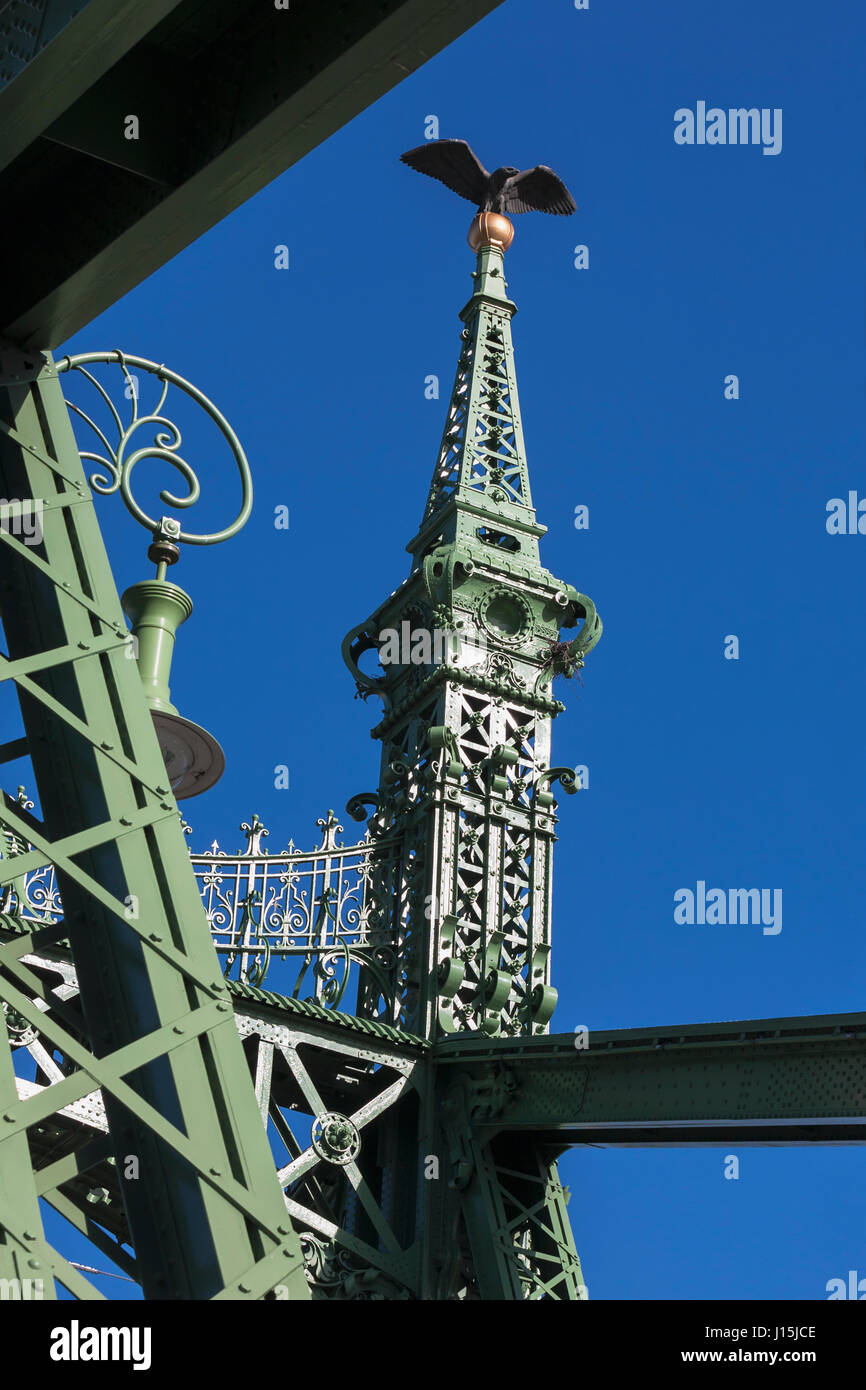 Detail der Schmiedearbeiten Szabadság hid (Brücke der Freiheit), Budapest, Ungarn Stockfoto