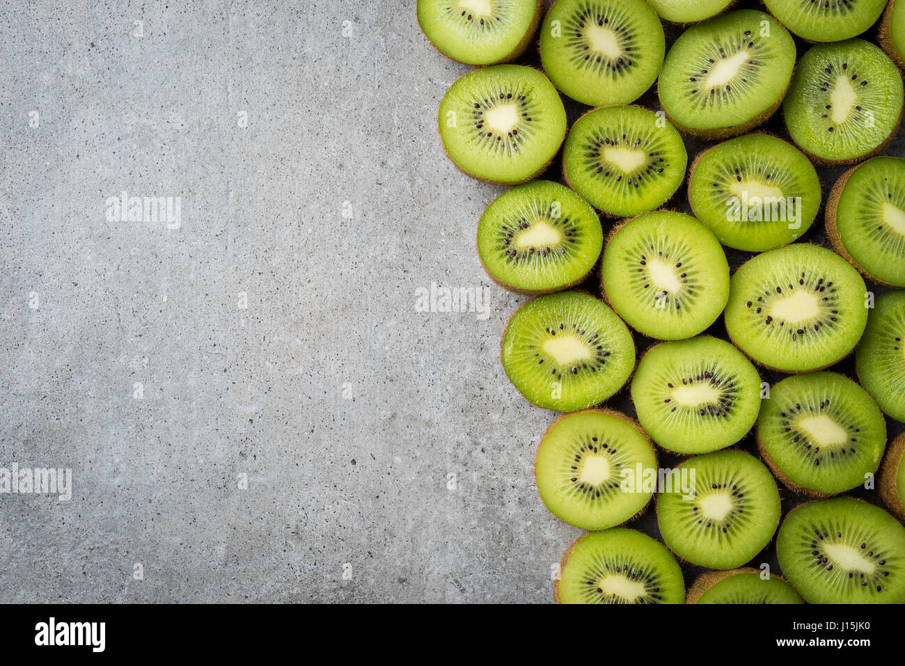 Hälften der Kiwis auf Stein Hintergrund Stockfoto