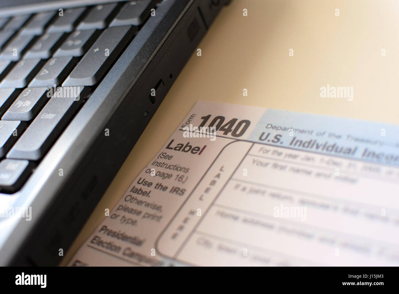 USA-Steuerformular 1040 und Laptop. Stockfoto