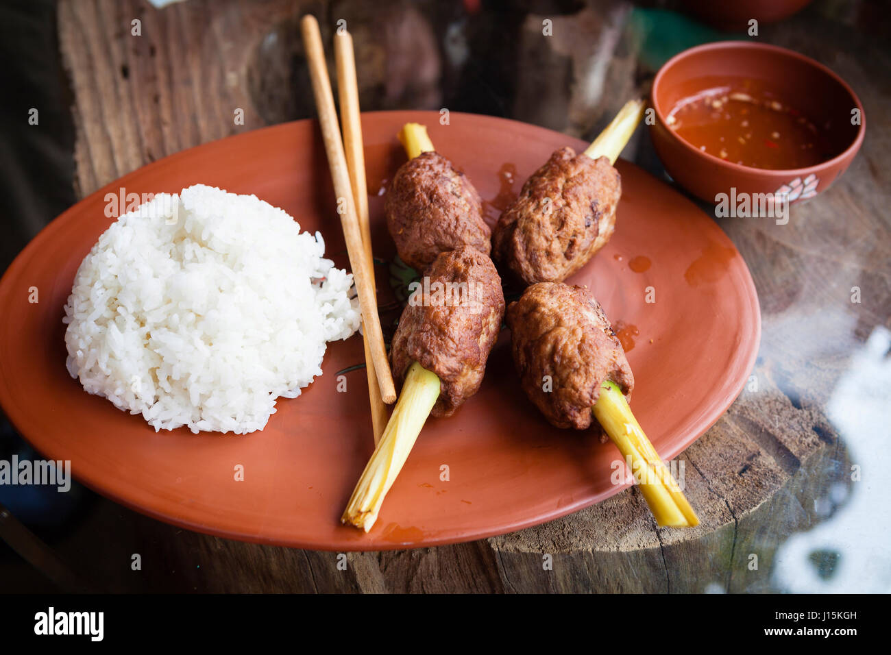 Phong Nha, Vietnam - 9. März 2017: lokale Speisen auf Teller Stockfoto