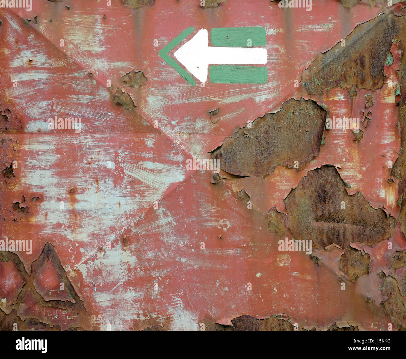 Oberfläche der rostigen Eisenplatte mit Pfeil Stockfoto