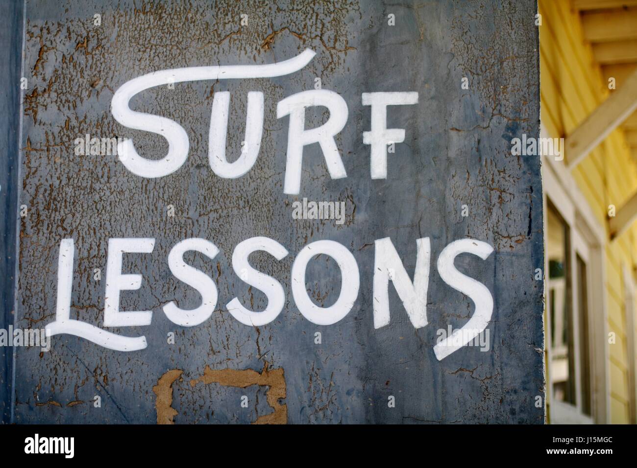 Handmade Zeichen Werbung Surfkurs mit Vintage Typografie Stockfoto