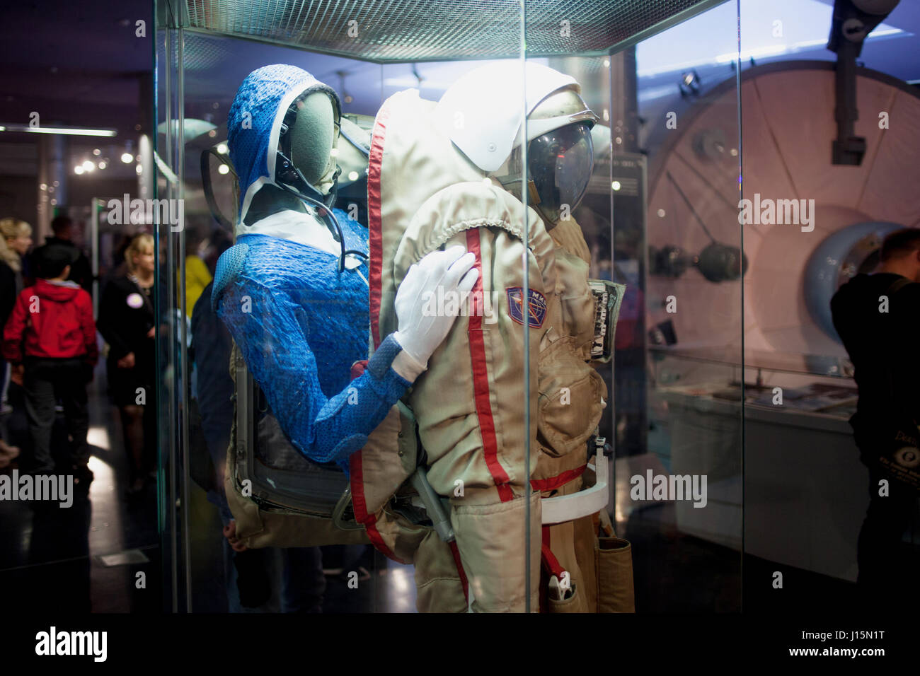 Moskau, Russland - 6. September 2015: Ausstellung von Raumanzügen, Anzug mit Eingang von der Rückseite. Museum für Kosmonautik Stockfoto