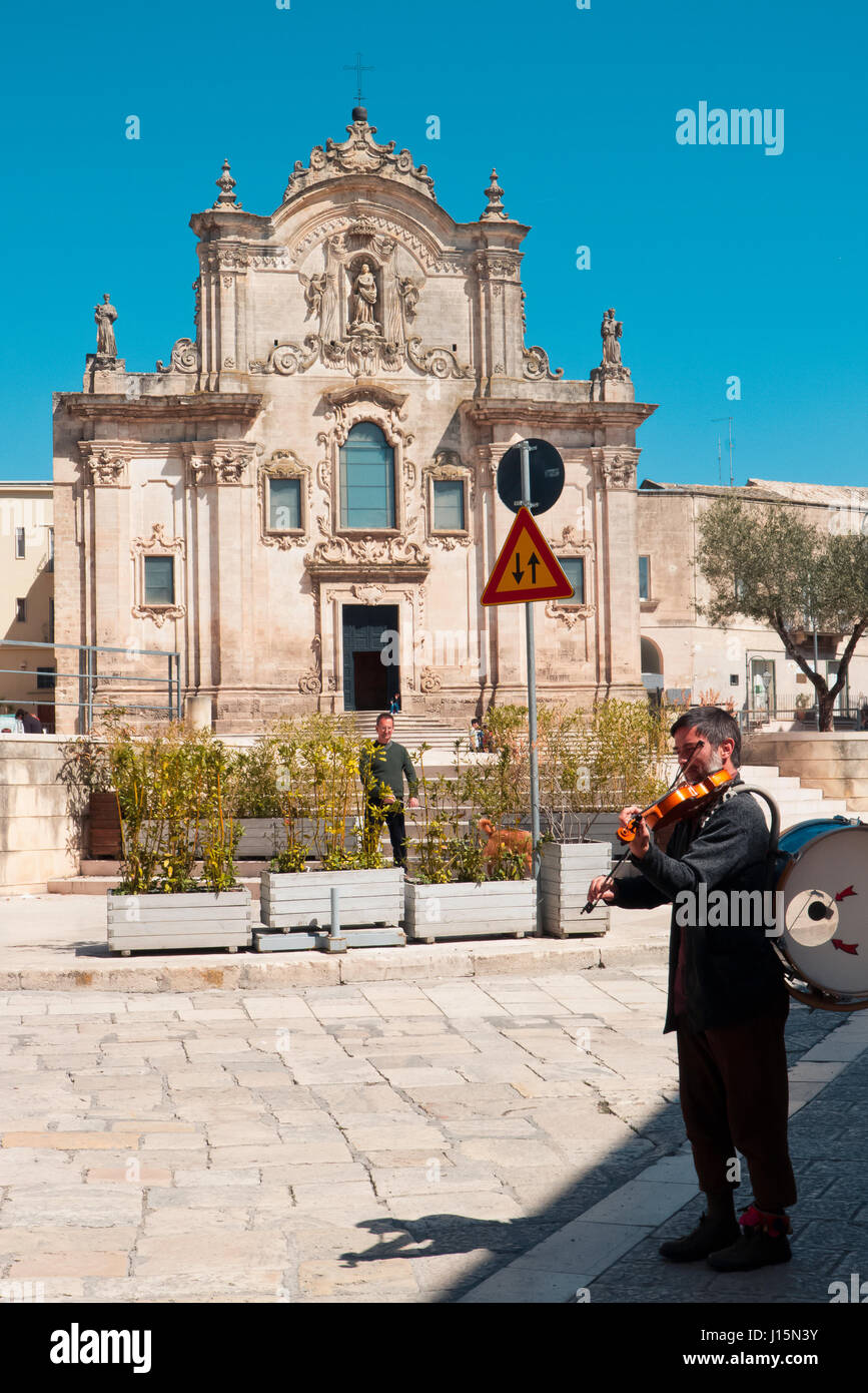 Musiker allein spielt im Quadrat von Matera Stadt. Stockfoto