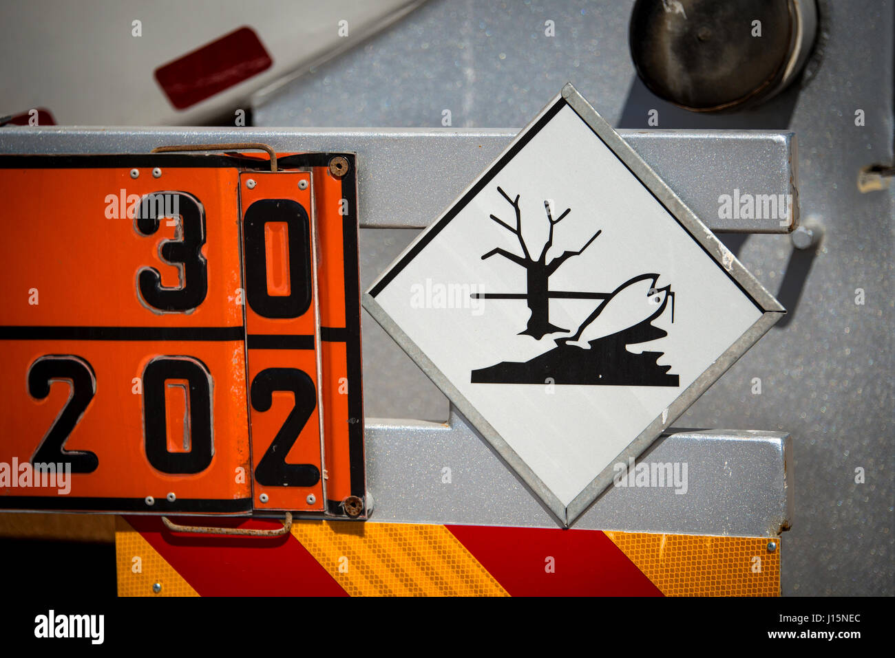 Rückansicht des Service und Betankung LKW auf einem Flughafen mit gefährlichen, aquatische Umwelt Warnschild. Akute und chronische Gefahren für die aquatische e Stockfoto