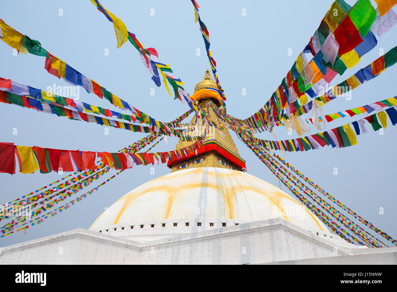 UNESCO-Erbe Denkmal Boudhanath Stupa und ihre bunten Fahnen bei Tageslicht nach Vollrestauration nach 2015 Erdbebenschäden. Kathmandu, Nepal Stockfoto