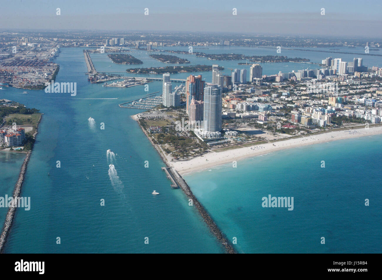 Luftaufnahme der Regierung geschnitten, die wichtigsten Versand Einlass in den Hafen von Miami, Miami Beach vorbei. Stockfoto