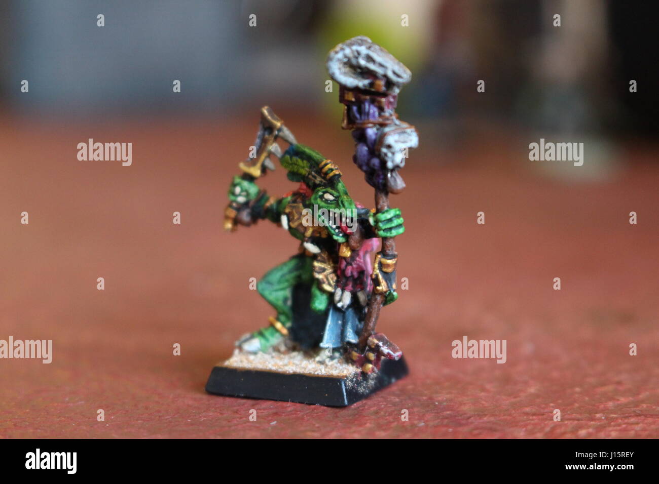 Warhammer-Figuren verwendet, um andere Warhammer-Armeen zu kämpfen. Stockfoto