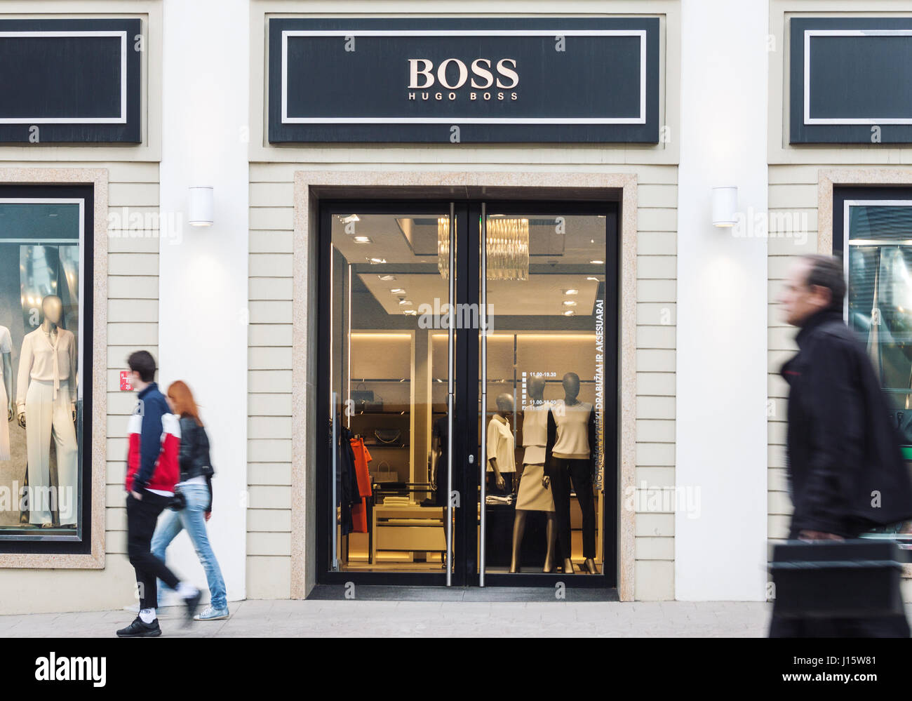 VILNIUS, Litauen - 3. Mai 2016: Ansicht der Hugo Boss Luxus Mode Shop Hauseingang mit Marke Beschilderung in Vilnius, Litauen Stockfoto