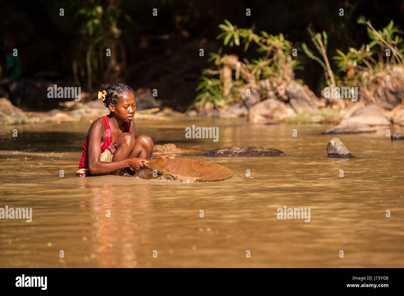 Ein Schulmädchen-Pfannen für Gold in den Bergen in der Nähe von Ankavandra, Madagaskar Stockfoto