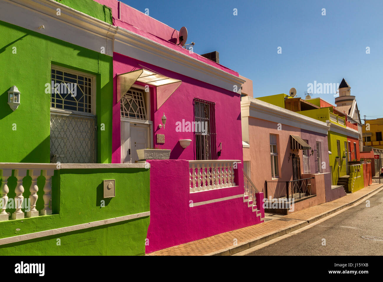 Hell gestrichenen Häuser der Bo-Kaap oder Malay Viertel von Kapstadt, an den Hängen des Signal Hill gelegen Blick vom Tafelberg Stockfoto