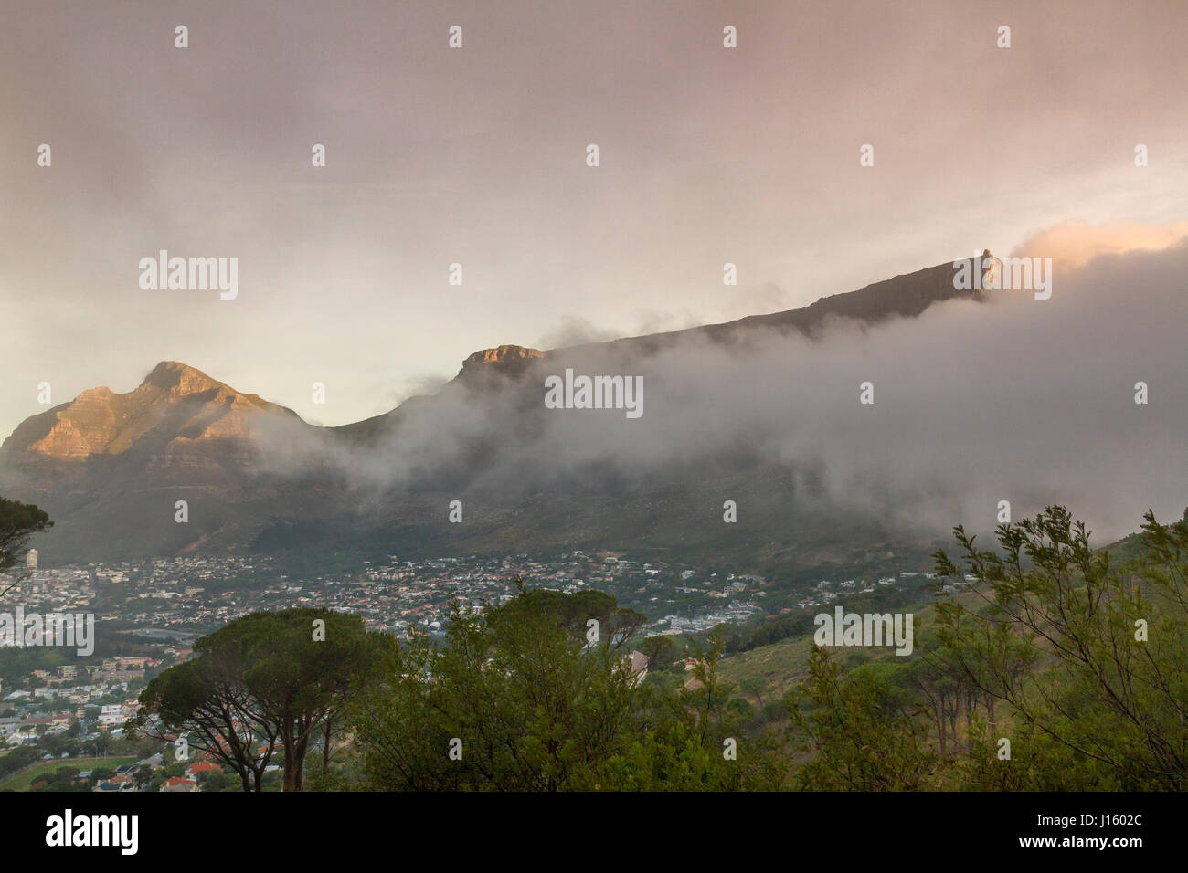 Wolken rollen In über den Tafelberg, ein Wahrzeichen mit Blick auf die Stadt Kapstadt, Südafrika Stockfoto