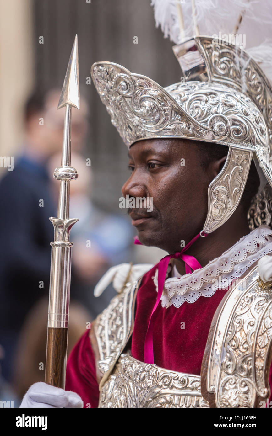 Linares, Spanien - 14. April: Mann von Kleidung der römischen Volkstradition während Ostern, römische Soldaten, genannt "Armaos", der El Nazareno Bruderschaft, gute F Stockfoto