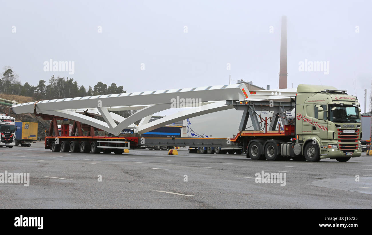 NAANTALI, Finnland - 9. April 2016: Scania R620 und lange Industrieobjekt Drop Deck Trailer wie übergroße Ladung. Die Länge des Fahrzeugs beträgt 42 meter Stockfoto