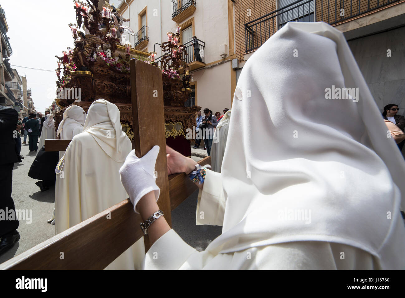 Büßer gekleidet in lila Tunika samt ruht auf hölzernen Kreuz während Sühnopfer Station auf die Karwoche, Andalusien, Spanien Stockfoto