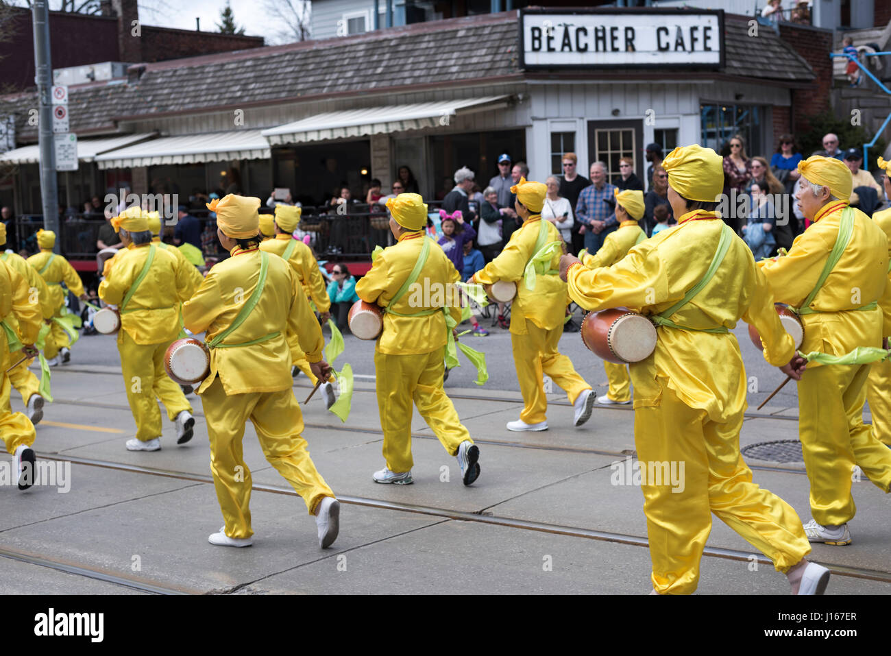 Falun Dafa marschierende Gruppe gekleidet in traditionellen chinesischen Kostümen spielen Taille Trommel während der Strände Easter Parade 2017 auf Queen Street East Toronto Stockfoto