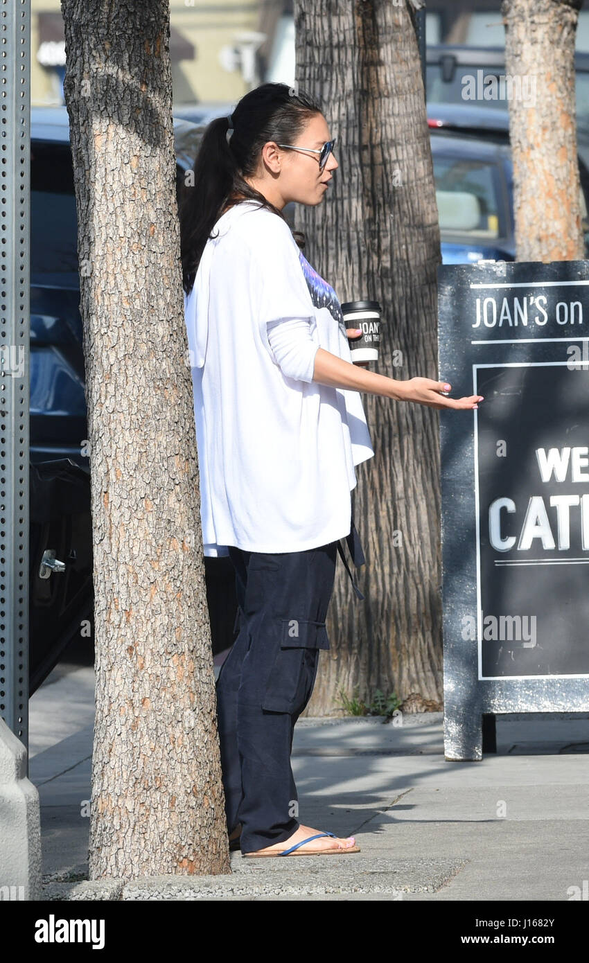 Ashton Kutcher Und Mila Kunis Gehen Zum Fruhstuck Mit Ihren Kindern Featuring Ashton Kutcher Mila Kunis Wo Kinder Los Angeles California Vereinigte Staaten Von Amerika Bei 18 Marz 2017 Stockfotografie Alamy