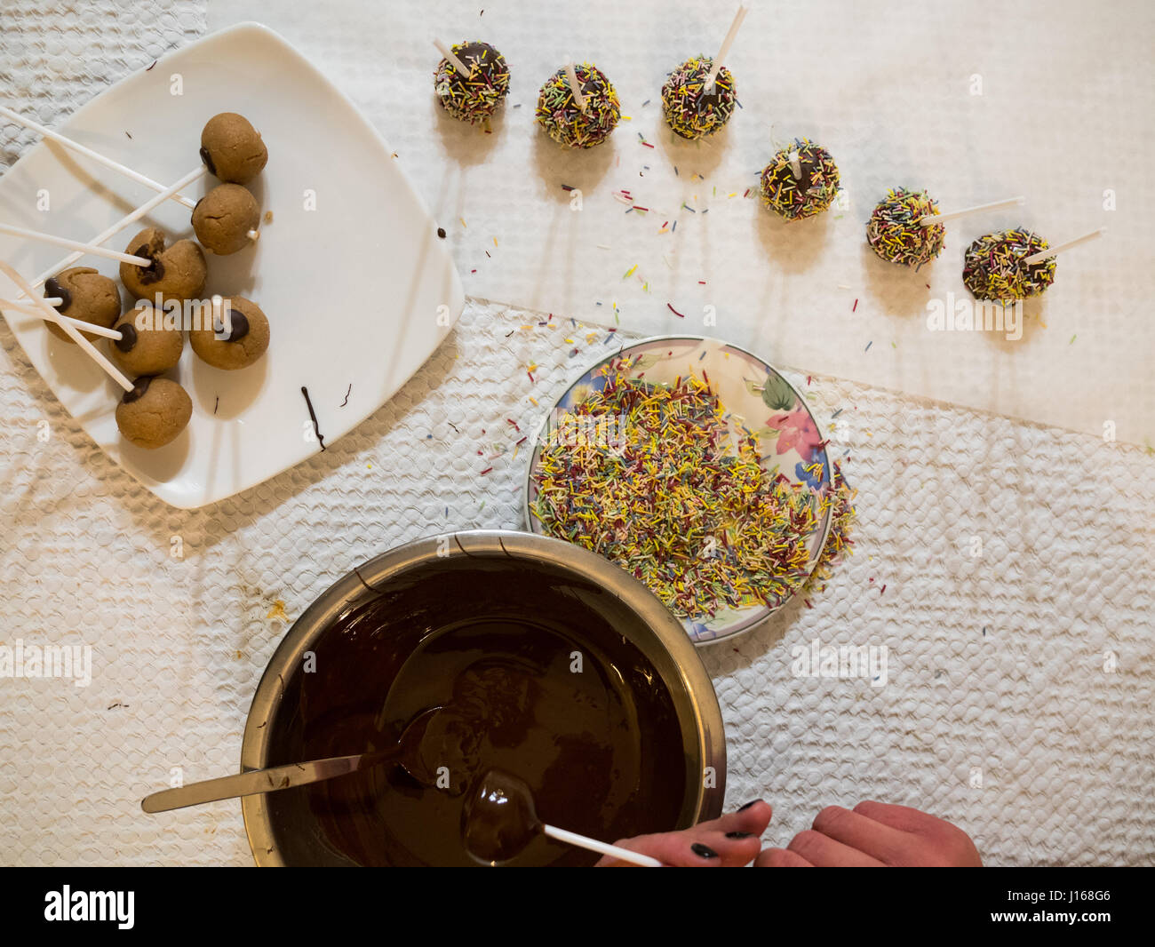 Frau macht Schokolade Popcakes Draufsicht Stockfoto