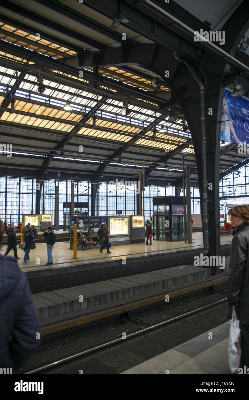 Menschen zu Fuß und warten auf den Zug auf Plattform Friedrichstraße Bahnhof in Berlin Deutschland Stockfoto