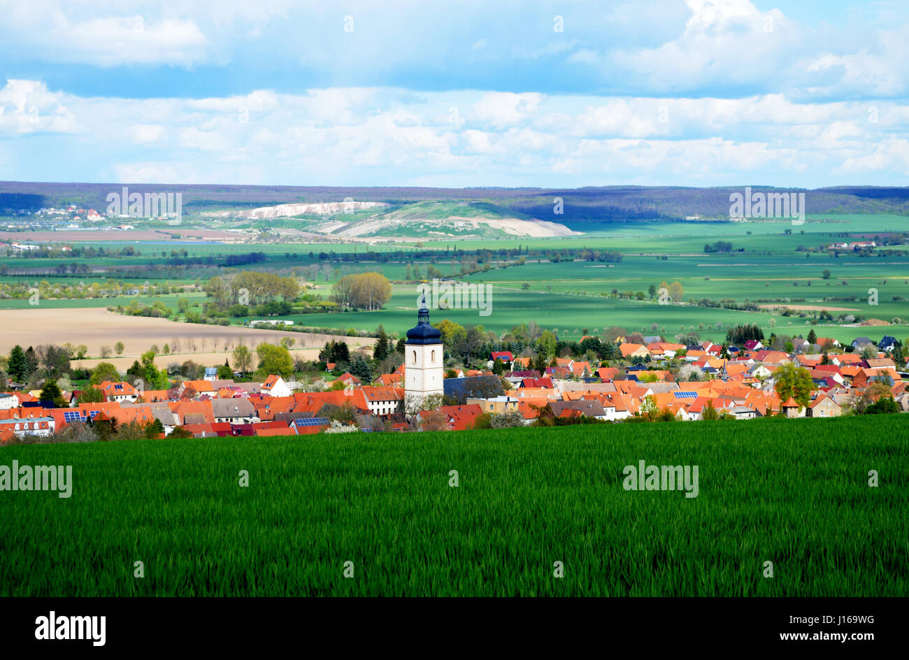 Panoramablick über das Unstruttal mit der Stadt Wiehe im Vordergrund im Frühjahr 2017, Thüringen, Deutschland Stockfoto