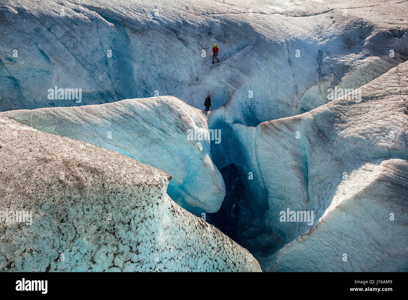 JUNEAU, ALASKA: Corey Denton und Dawn Riley entdecken Sie die maulin. NEUGIERIG Fotograf konnte nicht widerstehen, Skalierung eine 50-Fuß tiefen Eis Gletscherspalte einfach weil es innerhalb der Stadtgrenzen von seiner Heimatstadt lag. Unter einer Eis-Axt in der hand lokaler Wohnsitz Kent Mearig (33) fuhren, fuhren mit dem Kajak und zogen nur zehn Meilen von seinem Haus in Alaskas Hauptstadt Juneau, so konnte er den einfachen Nervenkitzel der Erkundung einer der spektakulärsten Naturphänomene genießen. Kent besucht die zugänglichsten lokalen Gletscher mit erfahrenen lokalen Guides Corey Denton und Dawn Riley. URHEBERRECHT: KENT MEARIG / MEDIEN DRUM WELT Stockfoto