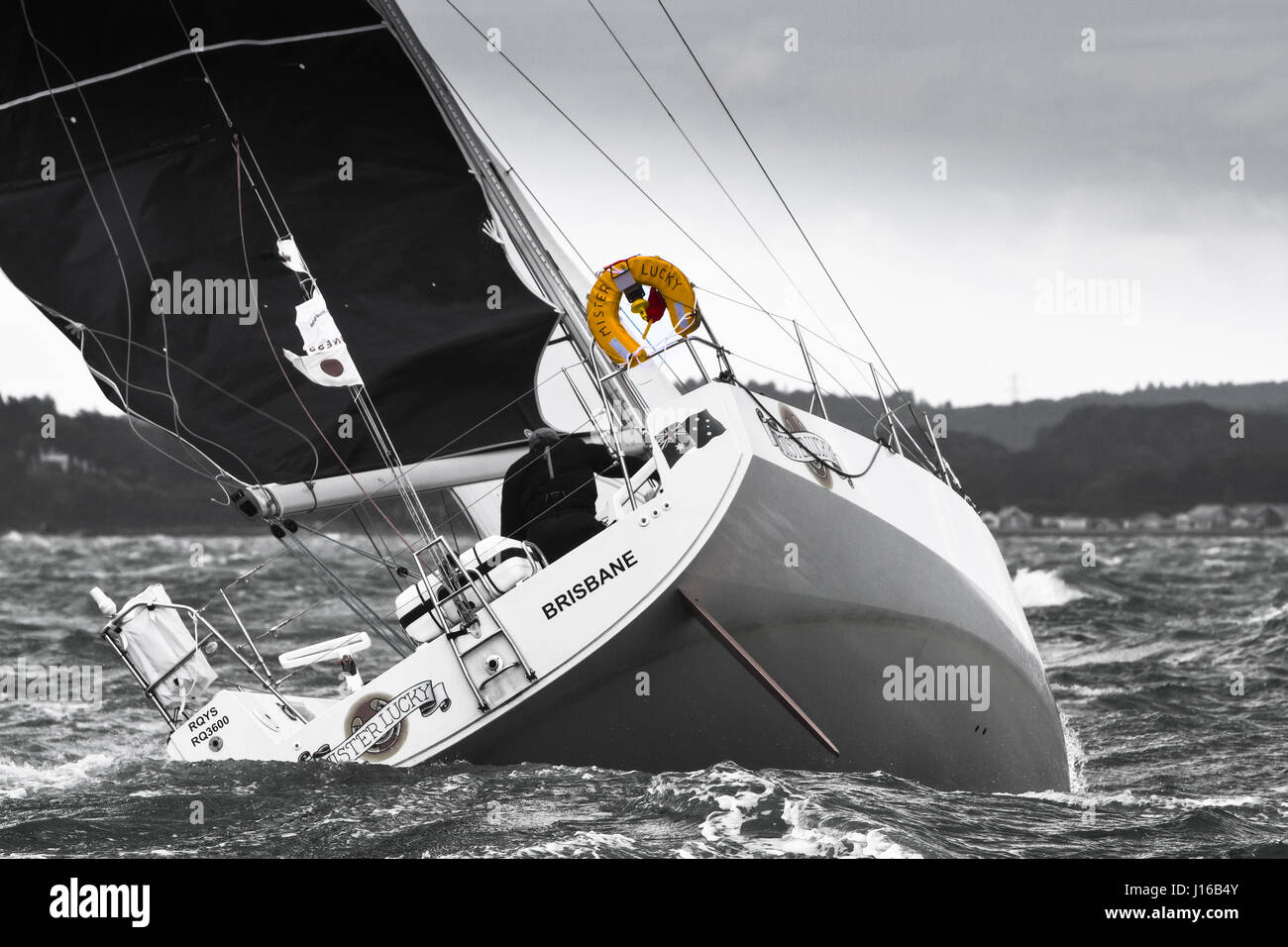 Yacht-Rennen im Solent (UK)(SORC) schwarz und weiß mit Farbe Schwimmhilfe Stockfoto