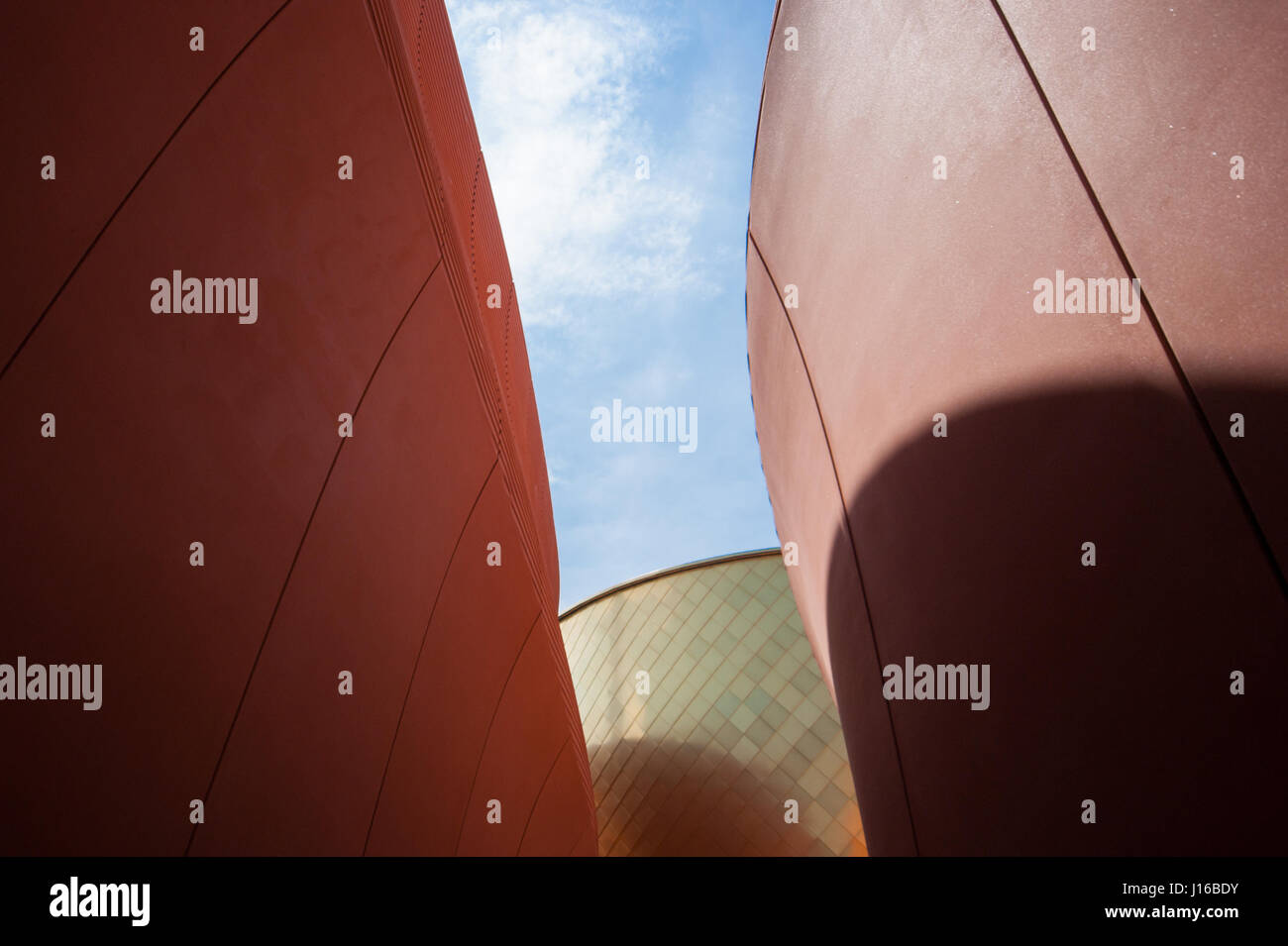 Norman Foster + Partners – die Vereinigten Arabischen Emirate Pavillon auf der EXPO Mailand 2015 gemacht von gekrümmten glasfaserverstärktem Betonplatten – Außenansicht Stockfoto