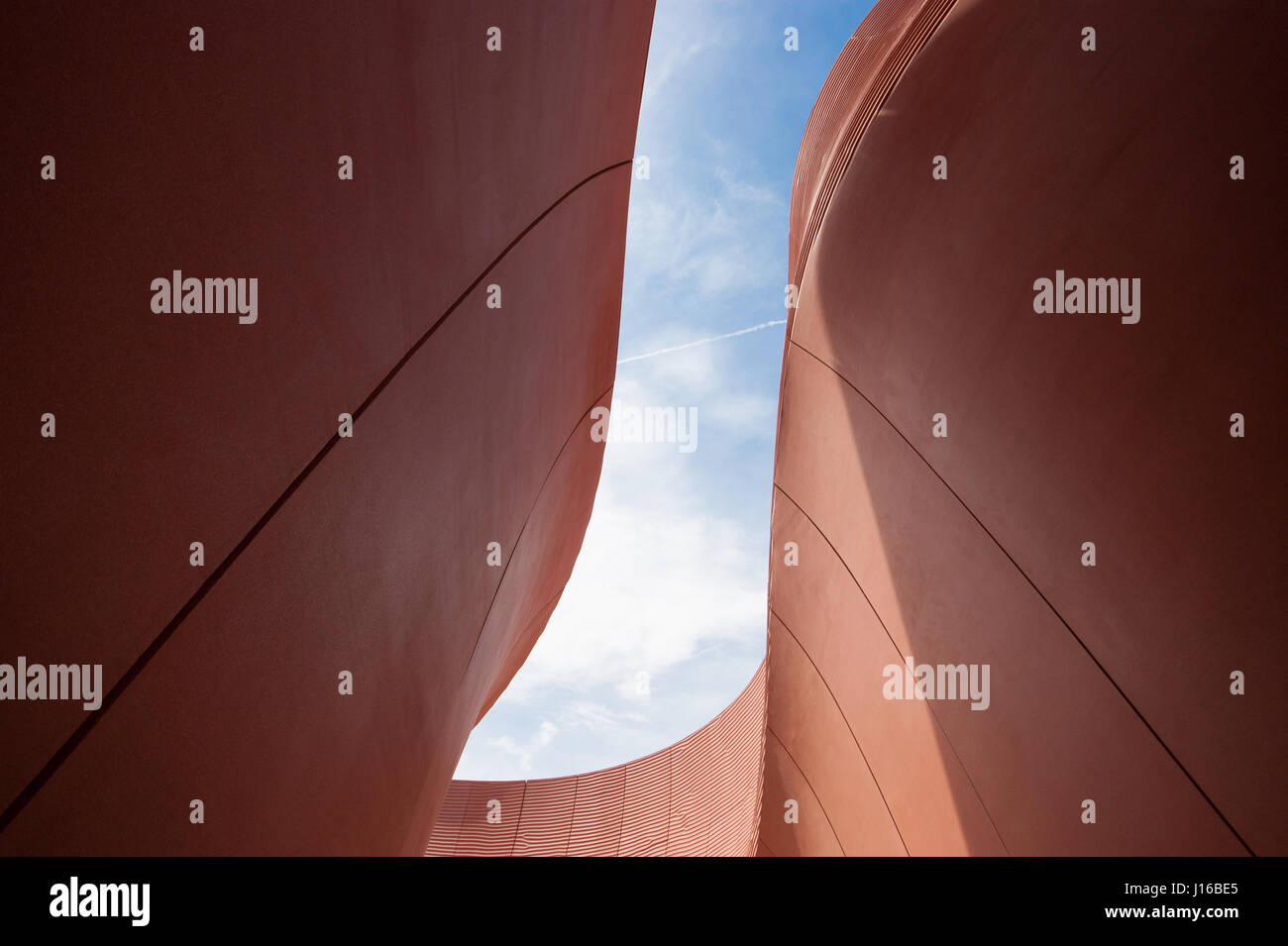 Norman Foster + Partners – die Vereinigten Arabischen Emirate Pavillon auf der EXPO Mailand 2015 gemacht von gekrümmten Betonplatten, eine künstliche Wüste neu Stockfoto